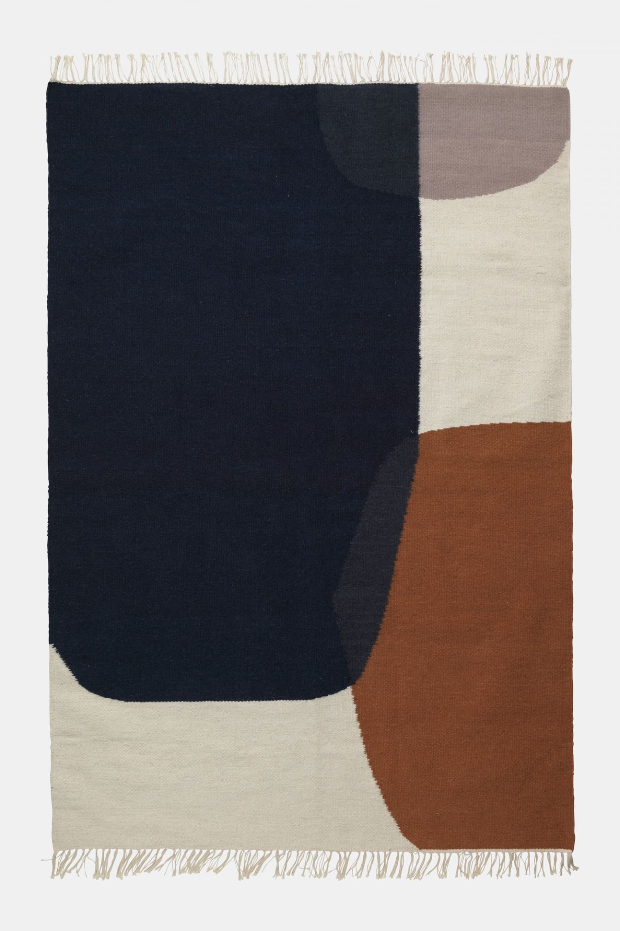 Kelim Teppich mit abstraktem Muster in Dunkelblau, Braun, Beige und Grau mit Fransen.
